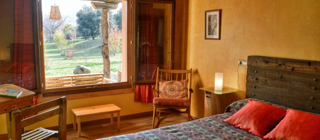 Casa rural El Encanto - El Mayulon - Habitacion dormitorio amarilla con vistas a El Bierzo